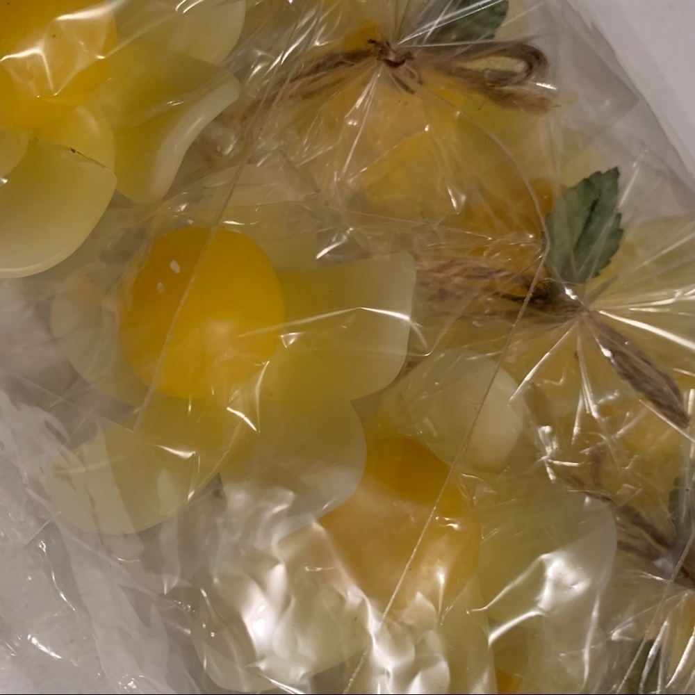 Floating yellow flower candles - Picture 3 of 5